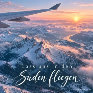 Blick aus dem Flugzeugfenster auf die Tragfläche über verschneiten Berggipfeln und Wolken im Abendrot, dazu "Lass uns in den Süden fliegen".