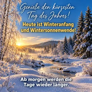 Verschneiter Bachlauf zwischen Birken und Tannen, die tief stehende Sonne strahlt durch den frostigen Wald am kürzesten Tag des Jahres