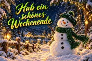 Ein Schneemann mit grünem Schal und Hut steht im verschneiten Wald unter "Hab ein schönes Wochenende".