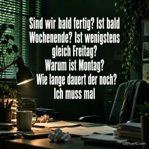 Auf einem dunklen Schreibtisch liegen Papiere neben einer Tasse und einer Lampe unter "Ist bald Wochenende?".