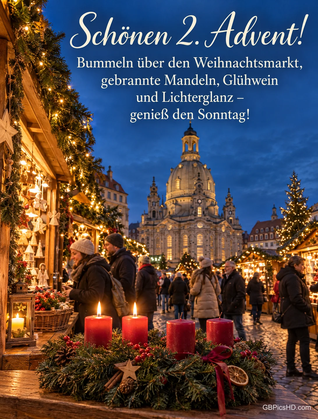 Ein Weihnachtsmarkt vor der Dresdner Frauenkirche in der Abenddämmerung, vorn auf einem Budentresen ein Adventskranz mit zwei brennenden Kerzen, dazu "Schönen 2. Advent!". Ein Weihnachtsmarkt vor der Dresdner Frauenkirche in der Abenddämmerung, vorn auf einem Budentresen ein Adventskranz mit zwei brennenden Kerzen, dazu "Schönen 2. Advent!".