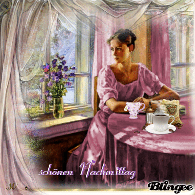 Frau in rosa Kleid sitzt am Tisch mit Kaffee bei sonnigem Nachmittag am Fenster mit Blumen.