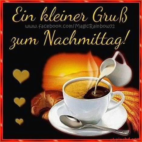 Tasse Kaffee mit Milch und Croissant am Nachmittag mit herzerwärmender Stimmung.