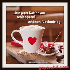 Weiße Kaffeetasse mit rotem Herz und Pralinen, gemütliche Nachmittagsszene.