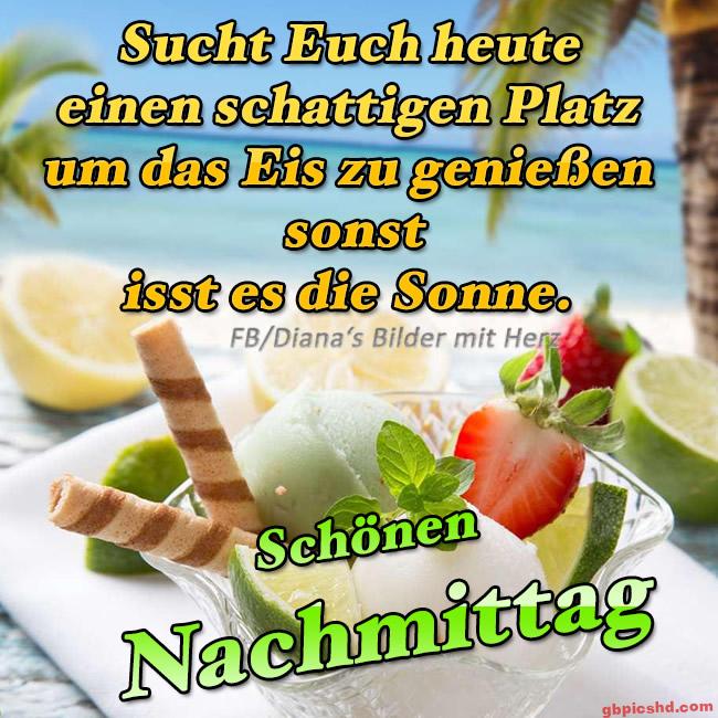 Sommerliches Eis mit Früchten in klarem Glas an einem sonnigen Tag mit Palmen.