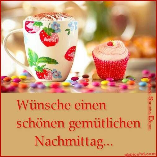 Becher mit Erdbeermuster, Cupcake und bunte Süßigkeiten für einen gemütlichen Nachmittag.