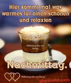 Eine Tasse Cappuccino auf einem Tisch für einen entspannten Nachmittag.
