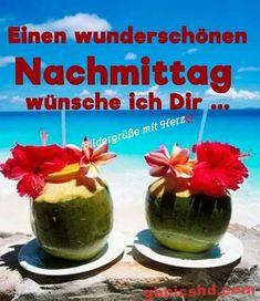 Zwei Kokosnüsse mit Blumen am Strand, schöne Nachmittaggrüße.