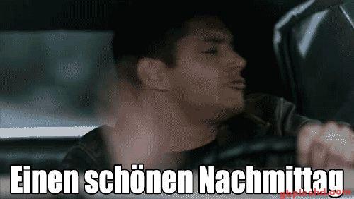 Mann im Auto, der freundlich den Arm hebt zur Begrüßung, Nachmittagstimmung.