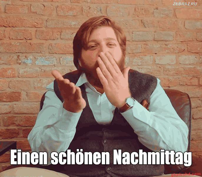Mann sendet freundliche Luftküsse und wünscht einen schönen Nachmittag.