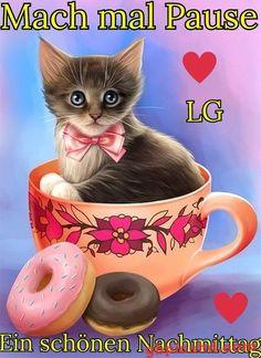 Niedliches Kätzchen in Tasse mit Donuts, bunte Szene für einen schönen Nachmittag.
