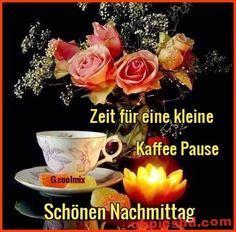 Tasse Kaffee, Rosen und Kerze symbolisieren eine gemütliche Kaffeepause am Nachmittag.