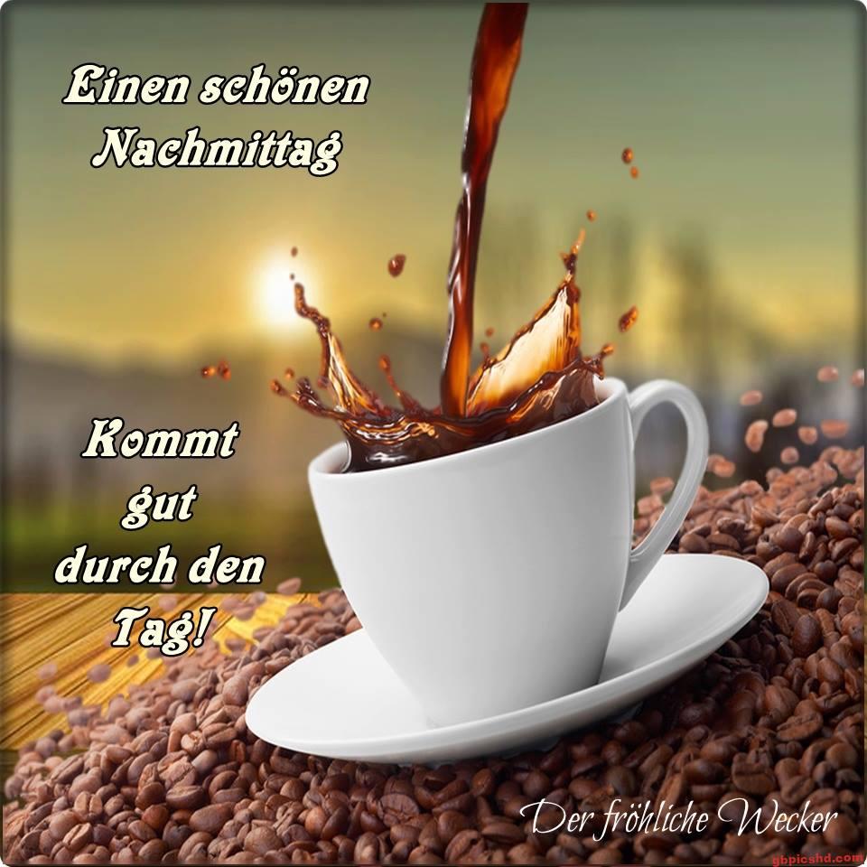 Weiße Kaffeetasse mit Kaffee und Kaffeebohnen, Grüße für einen schönen Nachmittag.