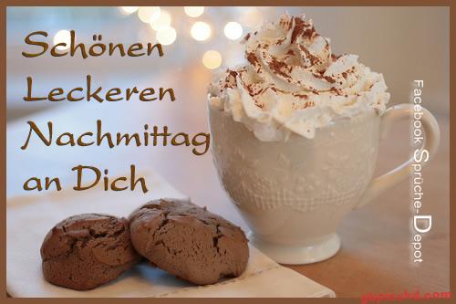Weiße Tasse mit Sahne und Kakao neben Schokokeksen für einen schönen Nachmittag.