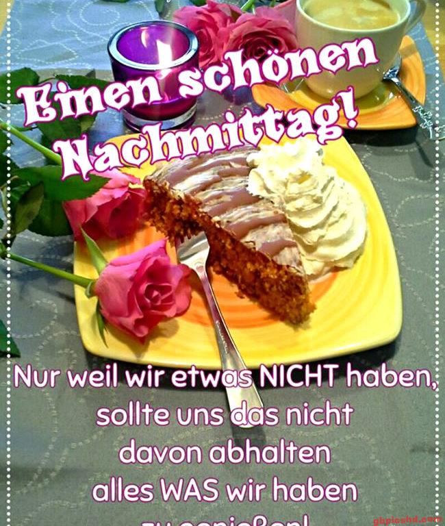 Teller mit Kuchen, Sahne und Rosen, dazu eine Kerze und Kaffee als Nachmittagsszene.