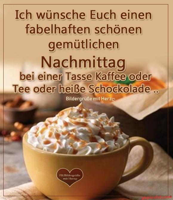 Becher mit Sahne und Karamell, einladung zu einem gemütlichen Nachmittag mit Heißgetränken.