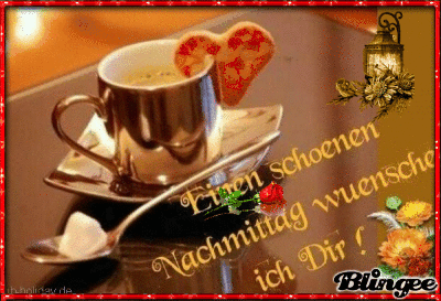 Silberner Kaffeebecher mit Herzkeksen auf Tisch, freundliche Nachmittaggrüße in Goldschrift.