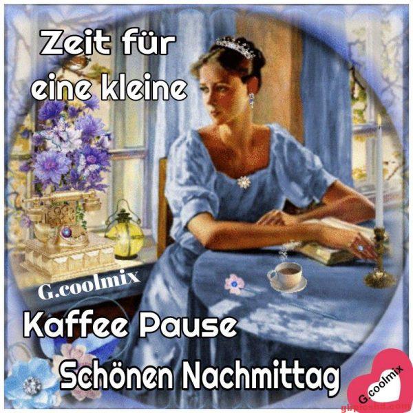 Frau in blauem Kleid bei einer Kaffeepause am Nachmittag.