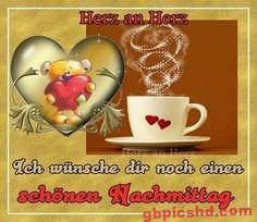 Zwei Herzen und eine Tasse Kaffee mit herzlichem Nachmittagsgruß in deutscher Sprache