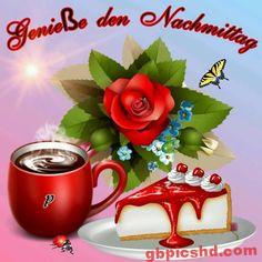 Rote Tasse Kaffee, Stück Kuchen mit Erdbeersoße und rote Rose, Schmetterling am Nachmittag.