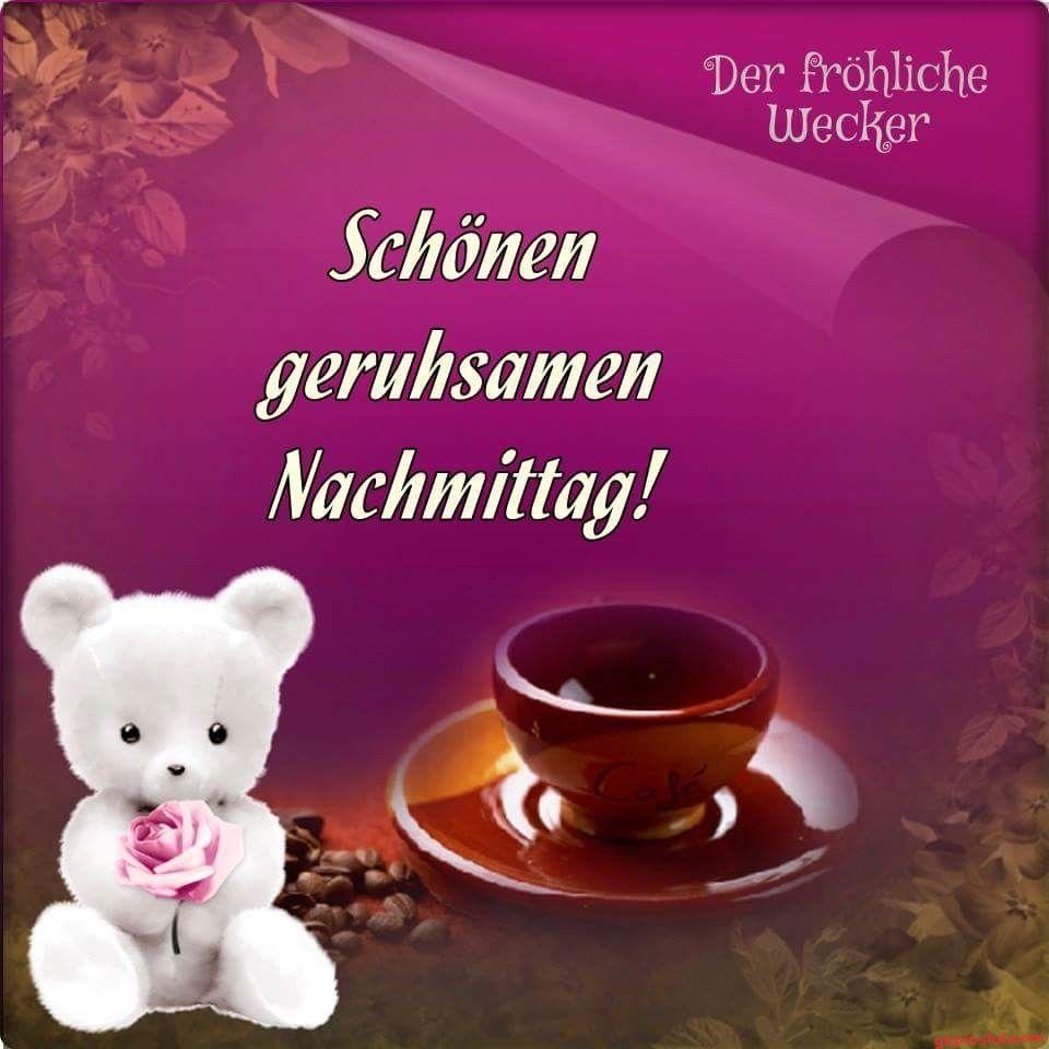 Weißer Teddybär mit Rose neben einer Kaffeetasse als Gruß für einen schönen Nachmittag.