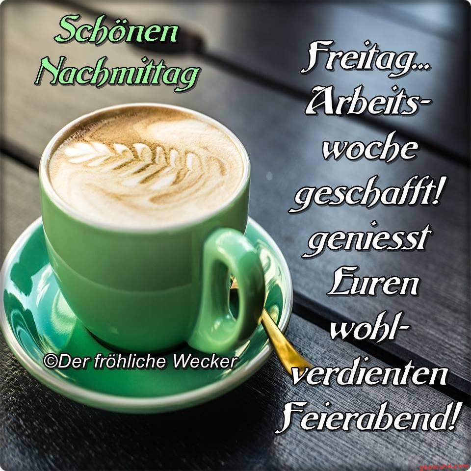 Grüne Kaffeetasse mit Latte Art zum Feierabend am Freitag.