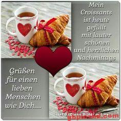 Zwei Tassen Kaffee mit Herzmotiv und Croissants mit rotem Band als liebevoller Nachmittagsgruß.