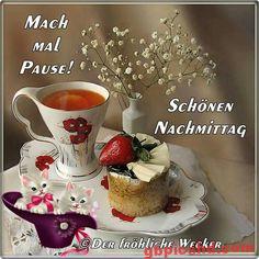 Tasse Tee und kleine Torte auf einem Tisch mit Blumen, Nachmittag begrüßt.