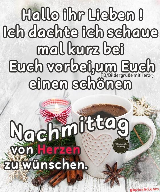 Weiße Tasse mit Kaffee und Herzmuster, daneben Kerze und Gewürze, Gruß für einen schönen Nachmittag.