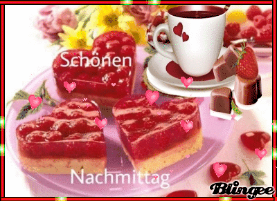 Kuchenstücke in Herzform mit Tasse und Schokolade für einen schönen Nachmittag.