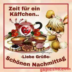 Niedliches Kalb hält Tasse neben Kaffeekanne und Kuchen, Wunsch für einen schönen Nachmittag.