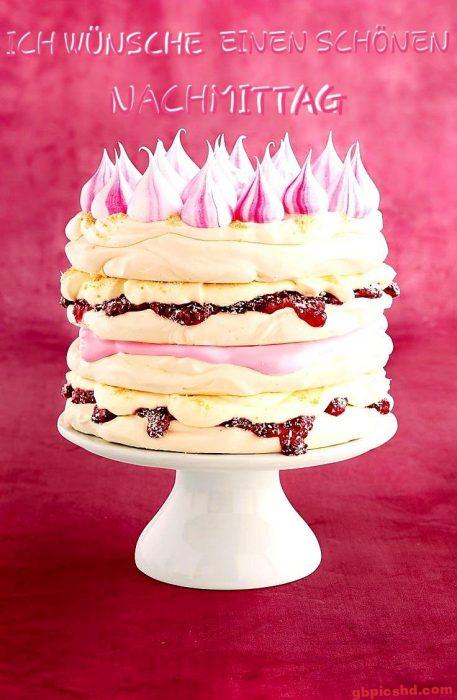 Mehrschichtiger rosa-weißer Kuchen auf Tortenständer für einen schönen Nachmittag.