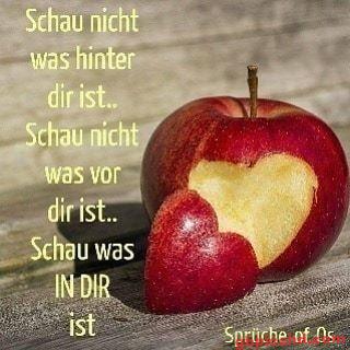 Roter Apfel mit herzförmiger Schale und Motivationsspruch auf Deutsch.