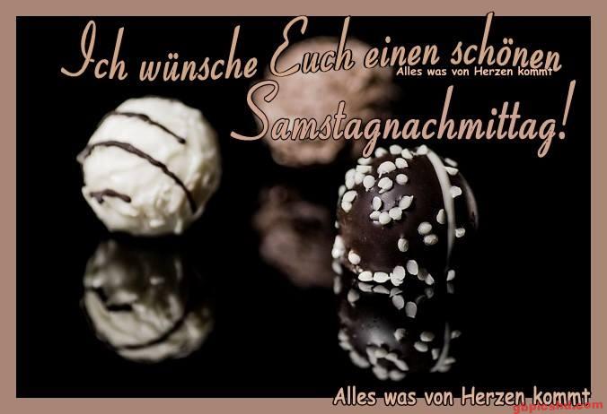 Drei Pralinen auf schwarzem Untergrund mit Gruß zum Samstagnachmittag in Beige.