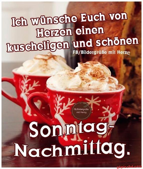 Zwei festliche Tassen mit Schlagsahne und Zimt an einem Sonntagnachmittag.