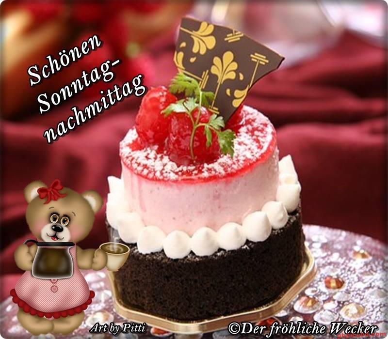 Kleines Erdbeer-Dessert und Bärenfigur mit Kaffee, sonniger Sonntagnachmittag Gruß.