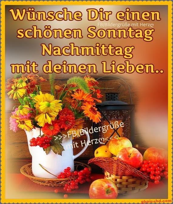Bunte Blumen in einem weißen Krug, Äpfel und rote Beeren als herbstliche Tischdekoration an einem Sonntag Nachmittag.