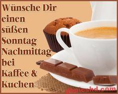 Tasse Kaffee, Schokolade und Muffin als Symbol für einen gemütlichen Sonntagnachmittag bei Kaffee und Kuchen.
