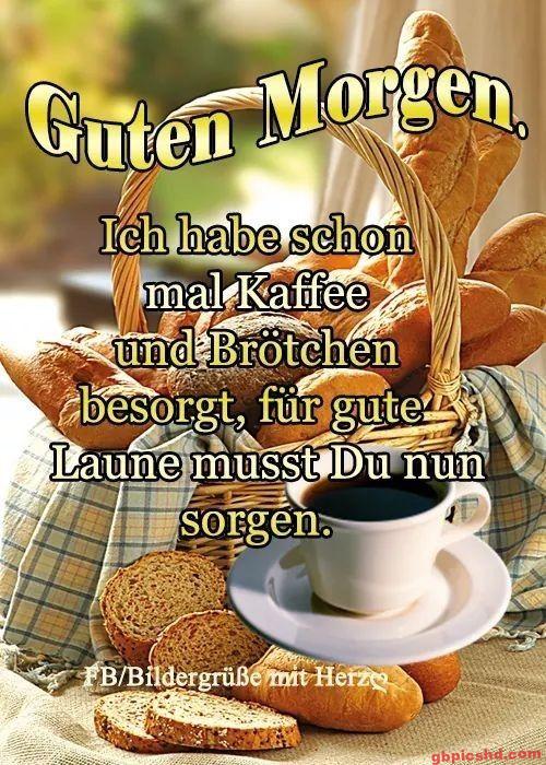 Ein Frühstückskorb mit Brötchen und eine Tasse Kaffee als Guten-Morgen-Gruß.