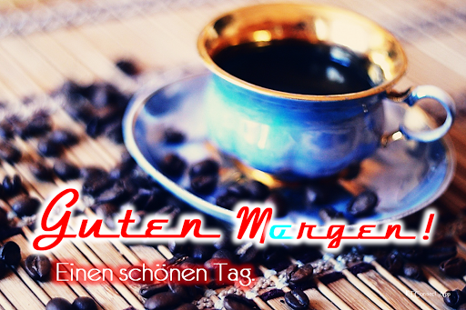 Blaue Kaffeetasse mit schwarzem Kaffee und verstreuten Kaffeebohnen am Morgen.