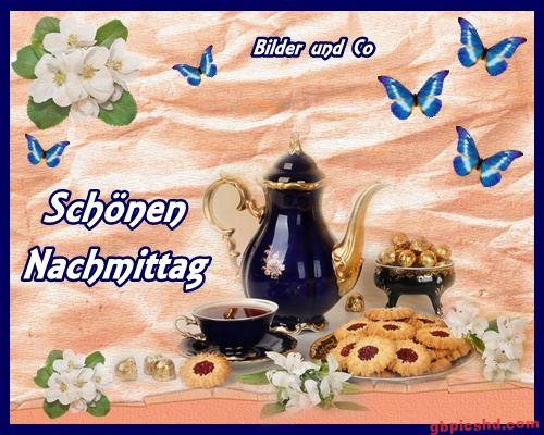 Kaffeekanne, Tasse, Kekse, weiße Blumen und blaue Schmetterlinge für einen schönen Nachmittag.