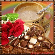 Tasse Kaffee mit Pralinen und roten Rosen für einen liebevollen Nachmittaggruß.