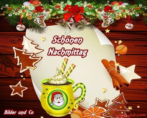 Weihnachtliche Dekoration mit Tasse, Keksen und Zimtstangen für einen schönen Nachmittag.