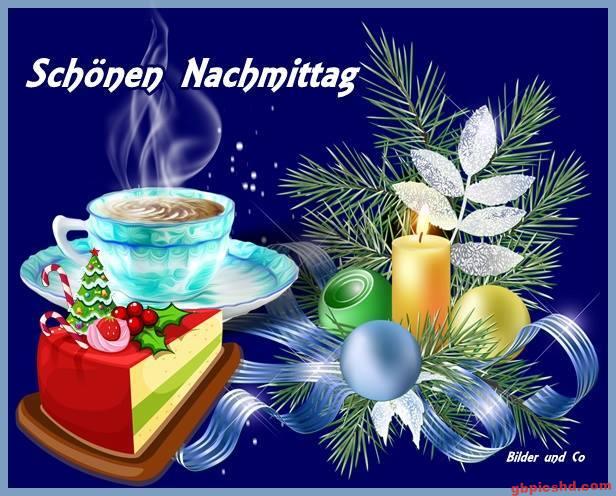 Weihnachtliche Tasse Kaffee mit Kuchen und Dekoration, freundliche Nachmittagstimmung.
