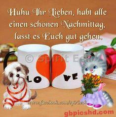 Zwei Kaffeetassen mit Herzmotiv, ein niedlicher Hund und eine Katze mit Blumen, freundliche Nachmittagsgrüße.