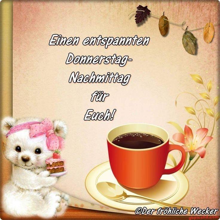 Teddybär mit Kuchen und rote Kaffeetasse wünscht entspannten Donnerstag-Nachmittag.