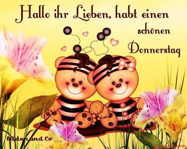 Zwei niedliche Bären im Bienenkostüm in Blumenwiese mit Frühlingsstimmung und Donnerstaggruß.