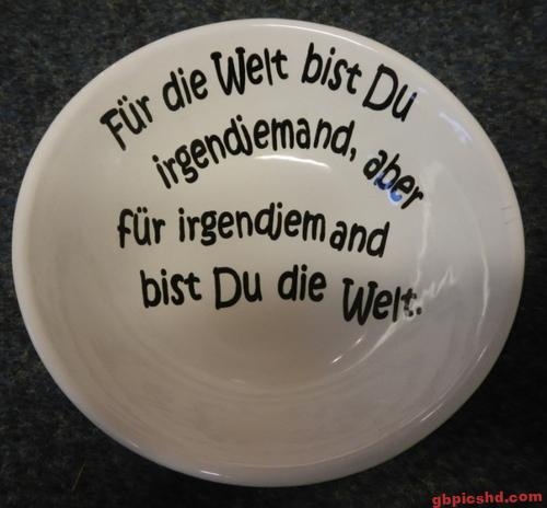 Weiße Schüssel mit deutschem Spruch zum Wertschätzen von Menschen.