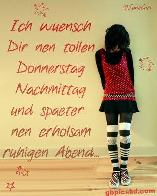 Mädchen in rotem Pullover und gestreiften Strümpfen wünscht einen schönen Donnerstag und Abend.