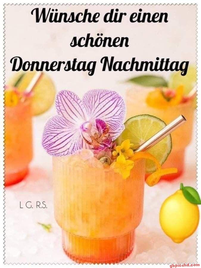 Orangenfarbener Cocktail mit Blumen- und Limettendekoration für einen schönen Donnerstagnachmittag.
